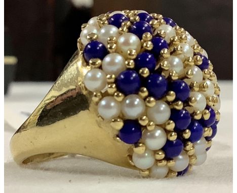 A LARGE PEARL &amp; LAPIS? DOME TOP RING IN 9ct GOLD, SIZE 'M'