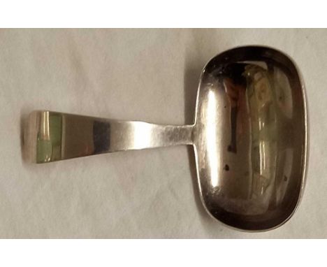A PLAIN GEORGE STYLE SILVER CADDY SPOON, SHEFFIELD 1926 BY R.F