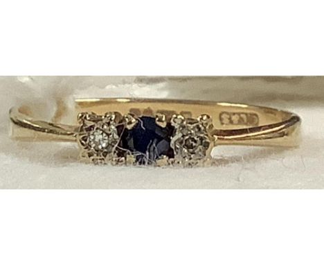 A GOLD RING WITH SAPPHIRES &amp; DIAMONDS, SIZE 'P'