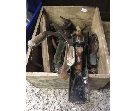 WOODEN CRATE WITH VARIOUS HAND TOOLS INCL; STANLEY NO.6 PLANE &amp; A PAIR OF VINTAGE SCISSOR CLAMPS