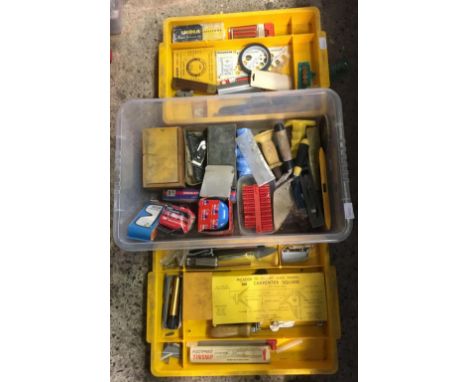 A CARTON &amp; 2 PLASTIC TRAYS OF VARIOUS HAND TOOLS, CEMENT TROWELS, CARPENTERS SQUARE &amp; OTHER TOOLS