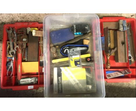 CARTON OF MISC TOOLS &amp; 2 RED TOOL TRAYS WITH OPEN ENDED SPANNERS, SCRAPERS, SPIRIT LEVELS, LADDER LOCK &amp; OTHER TOOLS