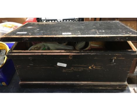 SMALL WOOD CHEST CONTAINING ABRASIVE SANDING BELTS, ANEROID BAROMETER, VARIOUS TOOLS &amp; SCREWS