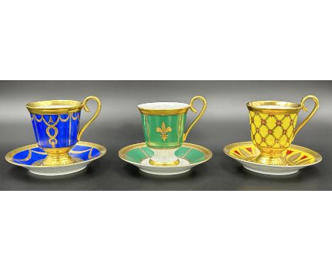 Drei Sammeltassen mit Untertassen. Höchst. Fabergé-Dekor.Limitierte Sammeltassen. Fabergé-Dekor. Circa bis 9 cm hoch die Tass