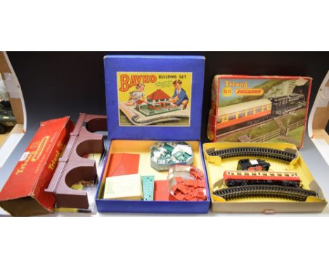 Juvenalia - a Tri-ang clockwork train set R5,49, boxed; a 00 gauge bridge; a Bayko building set, boxed (3) 