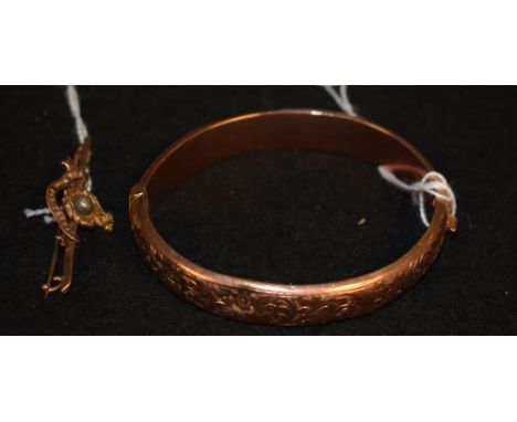 A 9ct gold hinged bangle, hallmarked; a 9ct gold sweetheart brooch, Royal Marine, hallmarked (2), 17g