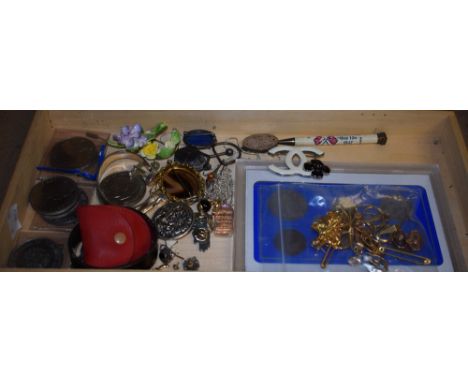 Jewellery - a  pair of 9ct gold droplet earrings;  others;  a pair of 9ct gold cufflinks;  tie pin, bar, etc, 15.4g;  others 