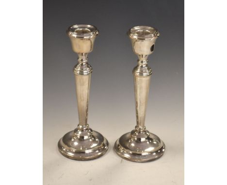 Pair of Elizabeth II silver tapered candlestick holders having beaded decoration, Birmingham 1971, 21.5cm high  
