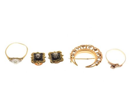 Small group of yellow metal jewellery to include seed pearl set crescent brooch, two dress rings and pair of paste set studs,