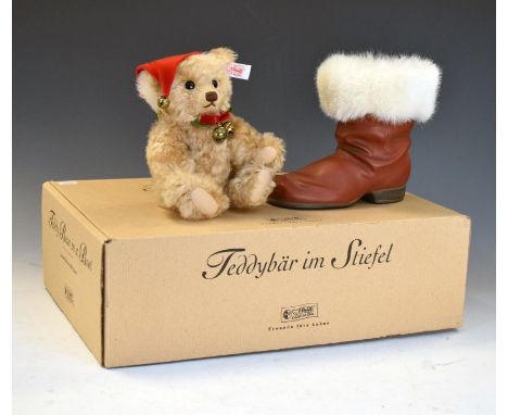 Limited edition 00861/4000 Steiff teddy bear in boot (670862), with certificate and within the original box, measures approxi