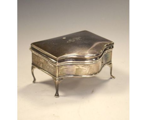 George V silver shaped trinket box standing on four cabriole legs, Birmingham 1920  