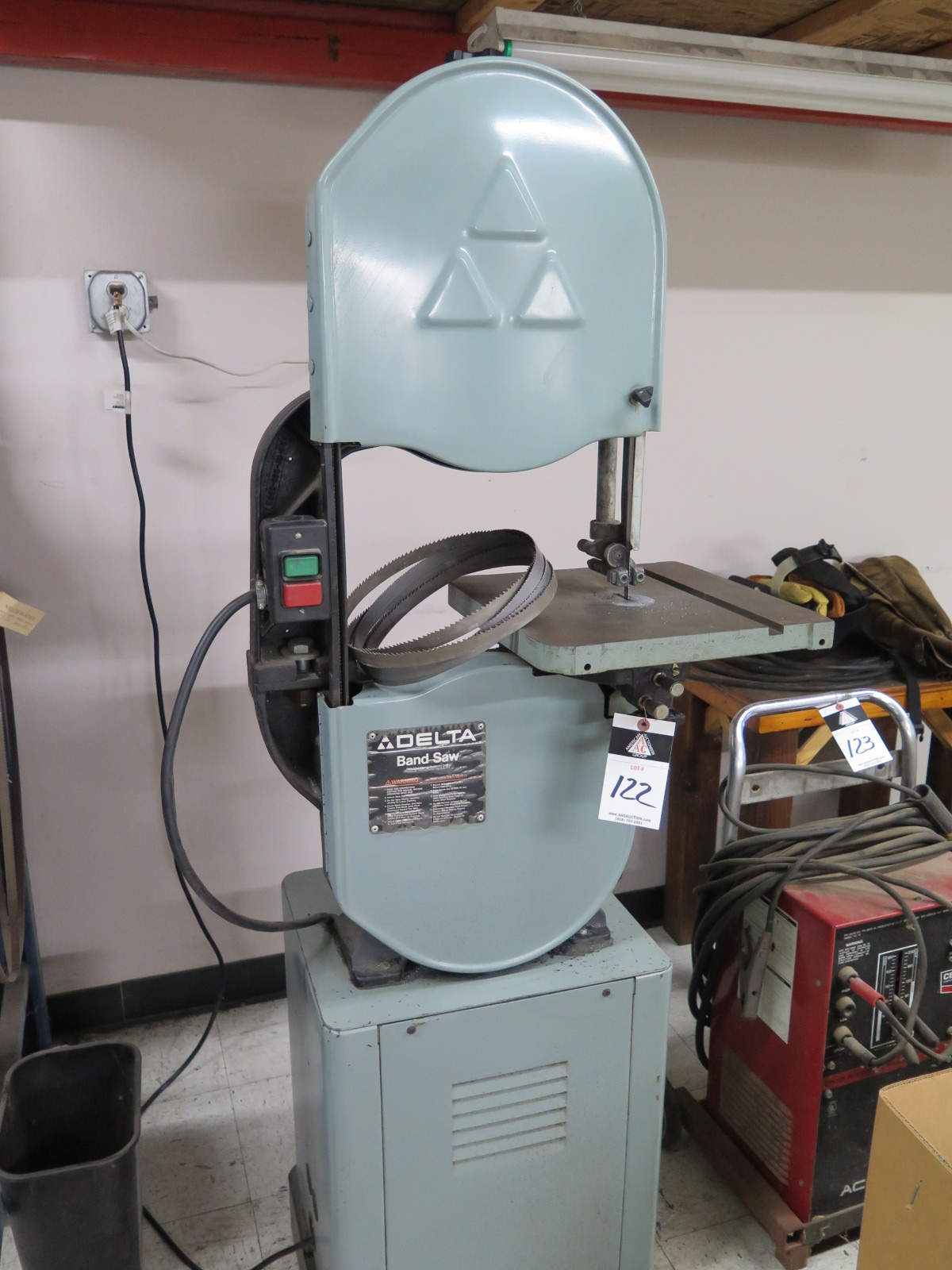 Delta mdl. 28-303 14â€ Vertical Band Saw w/n 86303866 w/ Stand