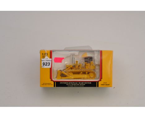 FIRST GEAR MODELS 1:50 SCALE INTERNATIONAL HARVESTER TD 15 CRAWLER DOZER WITH BLADE HITCH AND UMBRELLA WITH BOX (VGC)