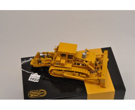 CLASSIC CONSTRUCTION MODELS 1:48 SCALE CAT D9H TRACK TYPE TRACTOR WITH BOX (VGC)