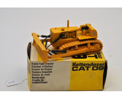 CAT D9 TRACK -TYPE TRACTOR GESCHA MODELS WITH BOX (GC) 