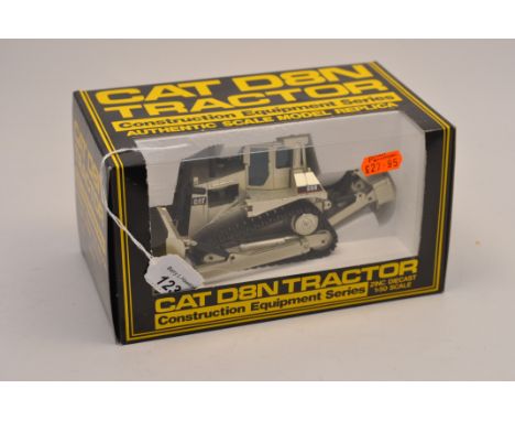 NZG 1:50 SCALE CAT D8N TRACTOR ZINC DIECAST MODEL WITH BOX (VGC)