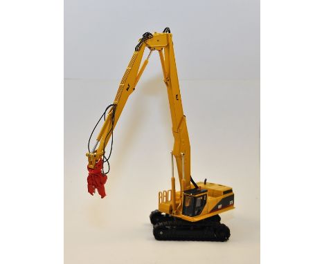 JOAL 1:50 SCALE CAT 375 TRACKED DEMOLITION RIG WITH BOX NOT ORIGINAL (VGC)