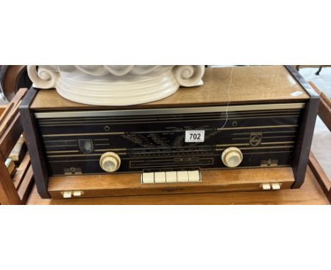 A vintage Philips radio (not tested so will need checking). COLLECT ONLY.