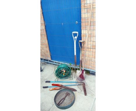 A quantity of garden tools
