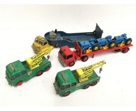 Lesney Matchbox King-Size K-20 1 Ford D800 Tractor Transporter with 3 Ford Tractors: transporter in red and yellow with plast