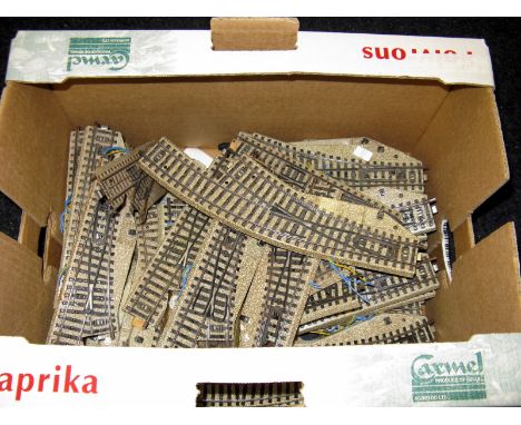 MARKLIN 3R - a large number of stud contact 3R points.