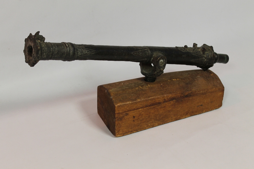 AN 18TH / 19TH CENTURY CAST BRONZE SWIVEL GUN OF EASTERN ORIGIN, the