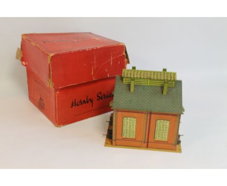A BOXED HORNBY SERIES 'O' GAUGE TINPLATE ENGINE SHED No. 1 (BOX A/F) 