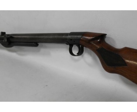 A VINTAGE LEVER ACTION AIR RIFLE, with part chequered grip, top loading, L 115 cm