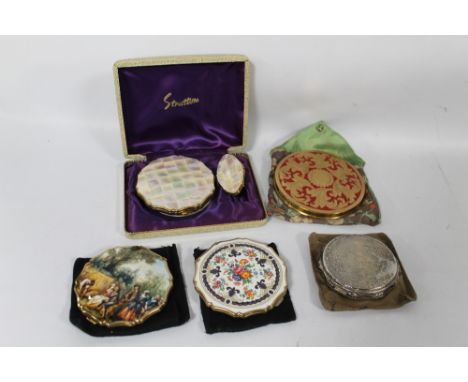 A SMALL COLLECTION OF VINTAGE POWDER COMPACTS, to include a boxed "Stratton" mother of pearl type etc