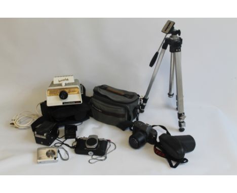 A QUANTITY OF CAMERAS AND PHOTOGRAPHIC EQUIPMENT to include a Pentax P30, Pentax SP500, tripod, lenses etc