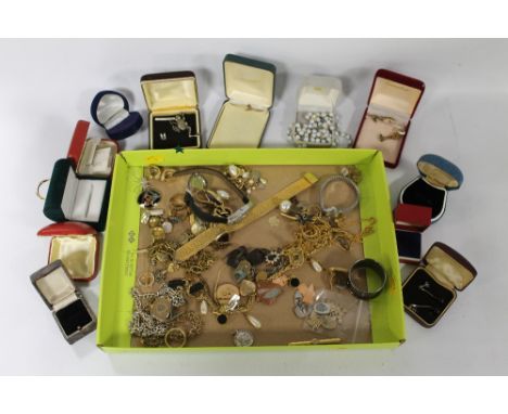 A TRAY OF VINTAGE COSTUME JEWELLERY, to include brooches, earrings, etc 