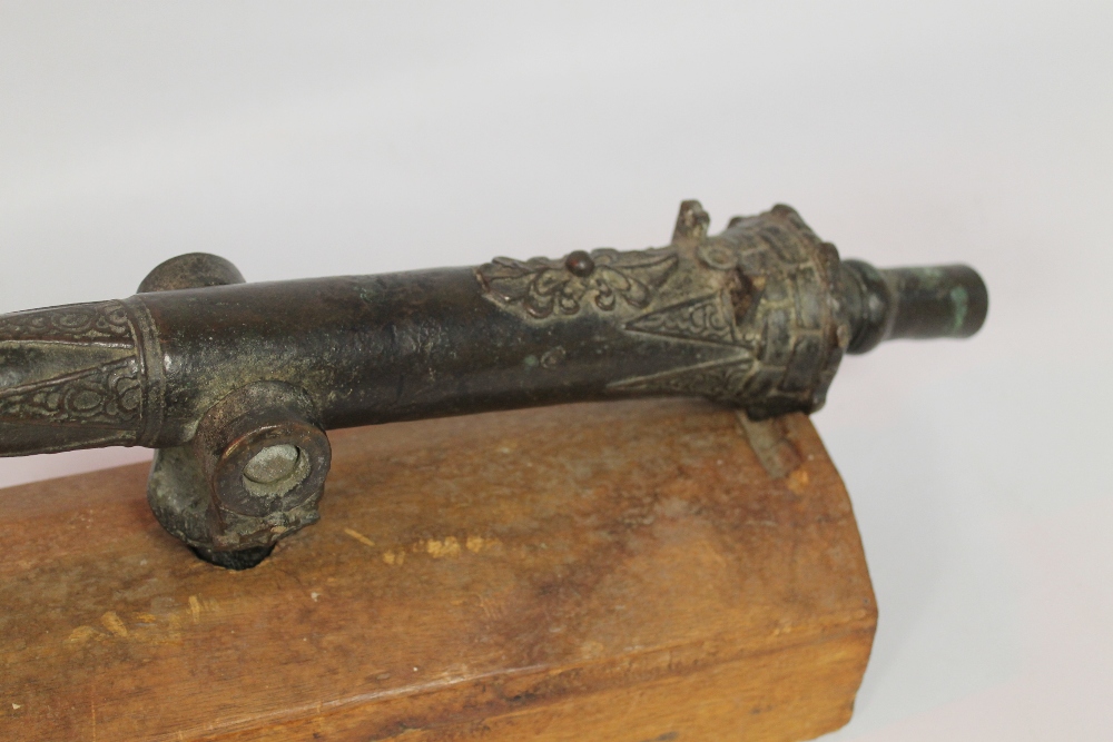 AN 18TH / 19TH CENTURY CAST BRONZE SWIVEL GUN OF EASTERN ORIGIN, the
