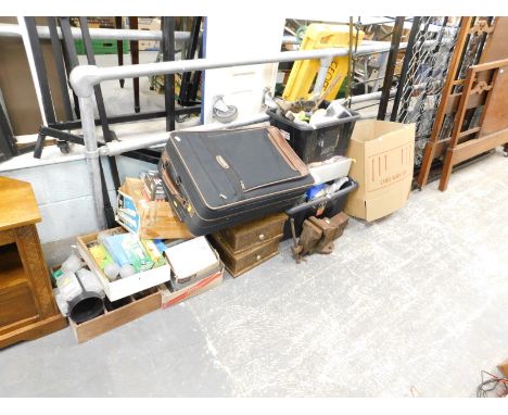 Various tools, accessories, hand tools, vice, travel case, light bulbs, various other items, related effects, brushes, etc. (