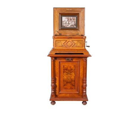 GROßES POLYPHON AUF PLATTENSCHRANK, um 1900, Nussbaum und Wurzelfurnier auf Weichholz, Deckel umlaufend reliefierter Dekor un