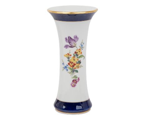 MEISSEN Stangenvase, 2. Wahl, 20. Jh. Weißporzellan, mit feiner polychromer Blumenmalerei, partiell gold- und kobaltblau staf