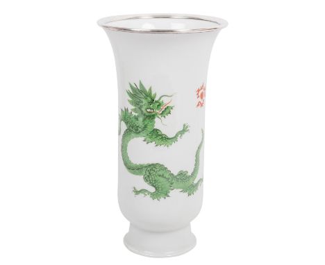 MEISSEN große Vase 'Grüner Ming-Drache', mit Silbermontierung, 1. Wahl, 20. Jh. Weißporzellan mit feiner Drachenmalerei, Rand