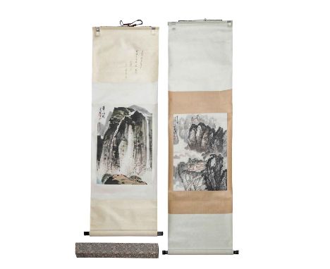 2 Rollbilder. CHINA, 20. Jh.: 1.) Felsenlandschaft mit kleiner Siedlung, 200x54 cm. 2.) Imposante Felsenlandschaft mit drei F