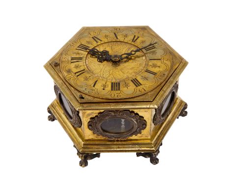 MÄHRISCHE HORIZONTALUHR, um 1730-40 Jh., Messing vergoldet, Werksgehäuse in sechseckigem Grundriss auf versilberten Tatzenfüß