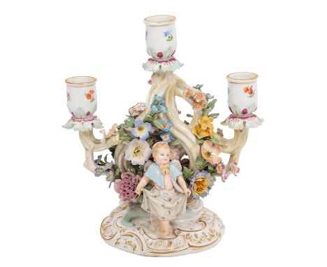 MEISSEN 3-flammiger Kerzenleuchter mit Amoretten, 1. Wahl, nach 1850/60 Weißporzellan mit Golstaffage und polychromer Bemalun
