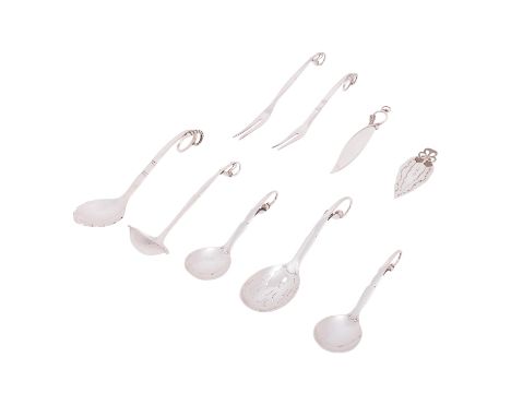 GEORG JENSEN 9-tlg. Konvolut, 925 Silber, 20. Jh.: 'Ornamental', Nr. 21: 1 Zuckerstreulöffel, 2 Nusslöffel, 1 Aufschnittgabel