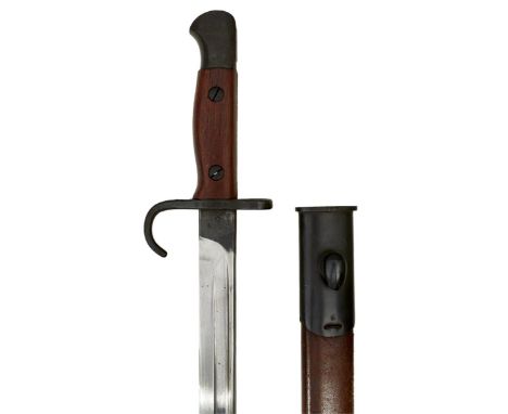 A VERY GOOD 1907 PATTERN HOOKED QUILLON BAYONET, 43.2cm clean fullered blade with various Ordnance and date stamps at the for