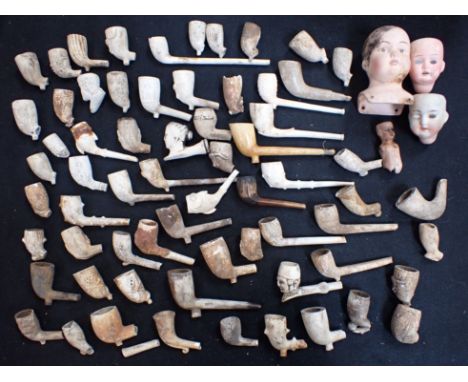 A COLLECTION OF EXCAVATED CLAY PIPES (some complete), and pipe bowls, mostly Victorian, novelties, 'Buffaloes' General Gordon