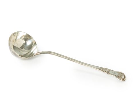 A George IV silver King's pattern ladle. William Chawner II, London, 1822. The ladle engraved with lion crest to terminal, 34