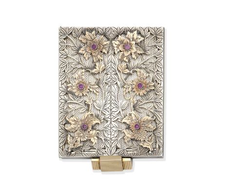 HELLUIN-MATTLINGER: RUBY-SET COMPACT, CIRCA 1945The covers engraved with floral and foliate motifs, accented by circular-cut 