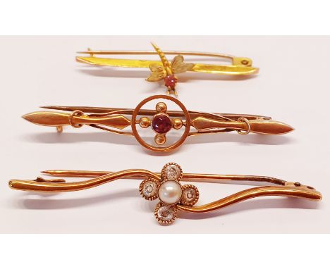 3 ANTIQUE GOLD BAR BROOCHES, 2&nbsp; INSCRIBED 9CT, ONE WITH A DRAGONFLY,&nbsp; AND YELLOW METAL BROOCH WITH A PEARL. TOTAL W