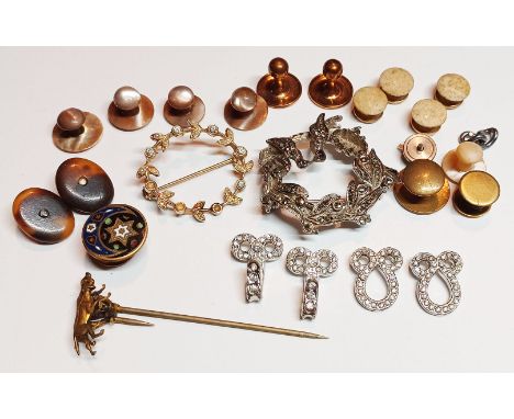 COSTUME JEWELLERY - PAIR OF POINTER DOGS STICK PIN, BROOCHES, COLLAR STUDS ETC.