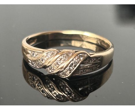 9ct Gold twist ring set with diamonds Size Q 1.8g 