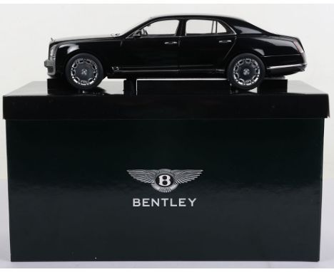 Minichamps Bentley Mulsanne 1:18 Scale 2010, black diecast body, in near mint pre owned condition, outer Bentley green box is