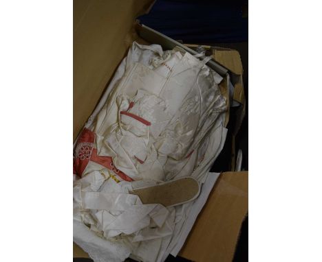 ONE BOX VARIOUS MIXED ITEMS TO INCLUDE A HARDWOOD TABLE LAMP, HOUSEHOLD CLEARANCE ITEMS