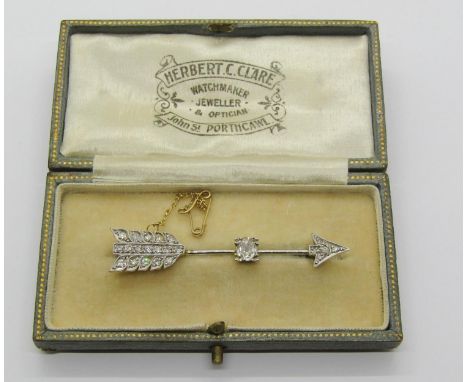 Fine antique diamond set arrow brooch with millegrain setting, largest diamond 6 x 5mm approx, in bi-colour metal, 5.7cm W ap